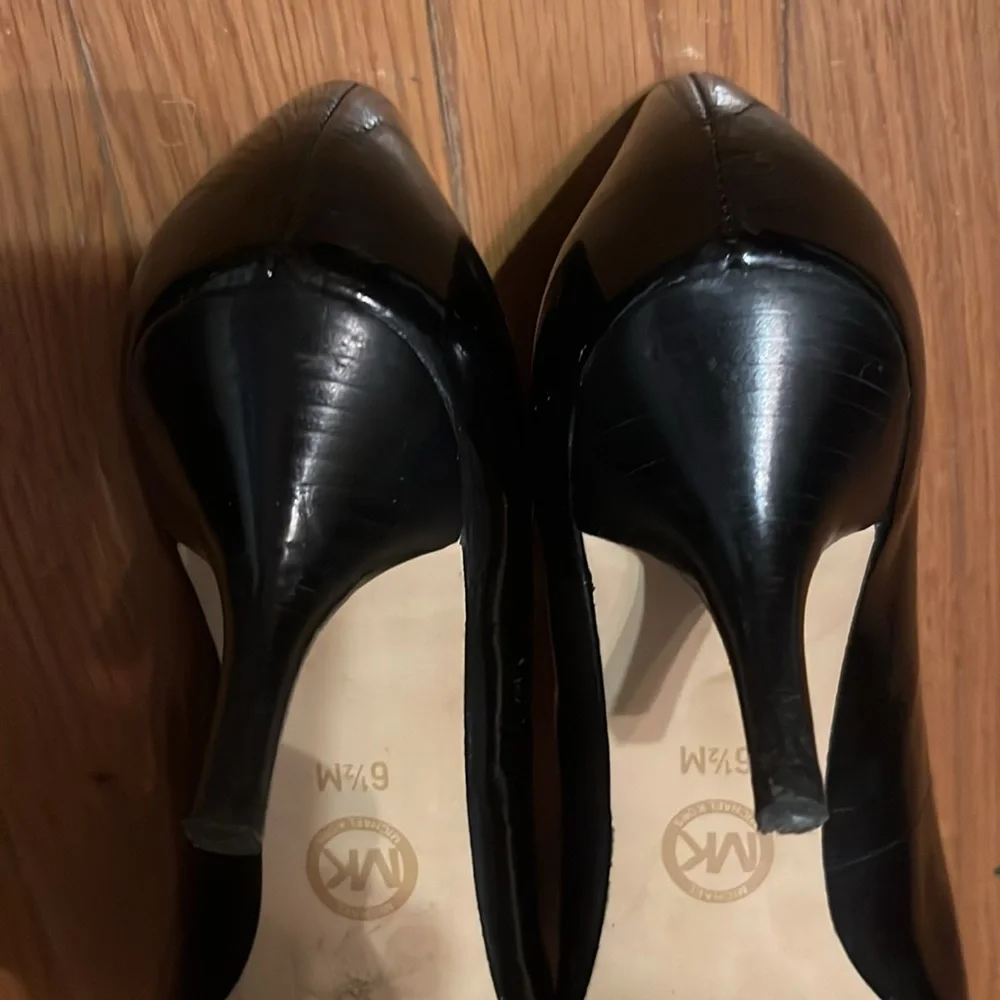 Michael Kor Black Logo Shoes 2.5 inch heel rounded toe - Picture 10 of 15